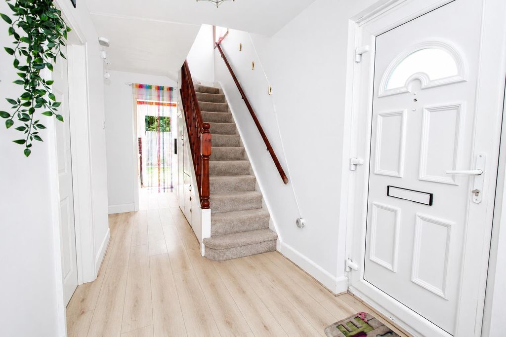 Property photo 3 of 14 Hall.Png