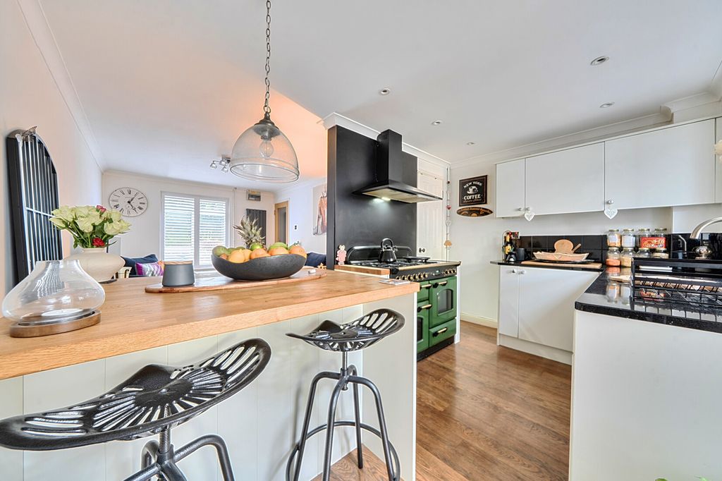 Property photo 3 of 18 Kitchen