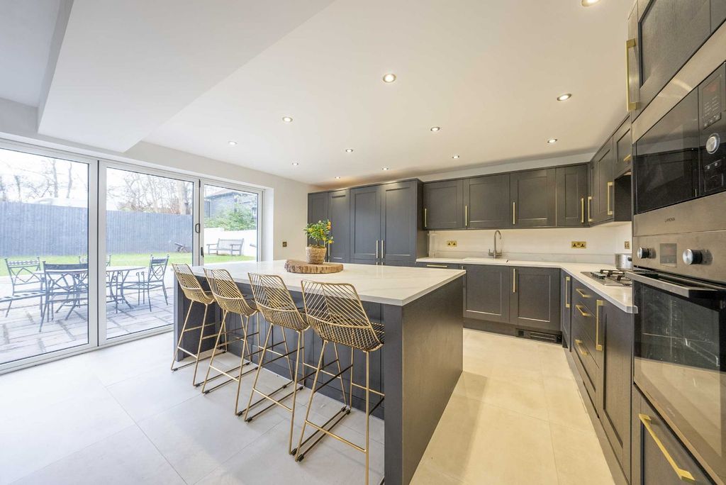 Property photo 3 of 34 P037809_03.Jpg