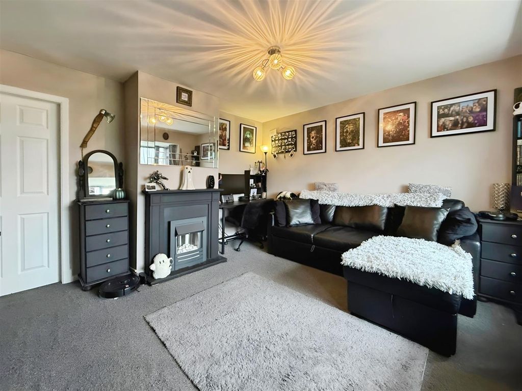 Property photo 3 of 18 Living Room