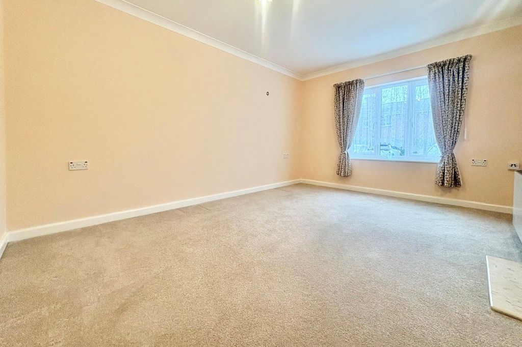 Property photo 2 of 13 Apartment Lounge