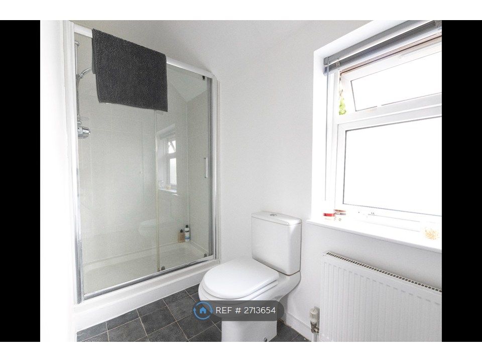 Property photo 3 of 11 Ensuite