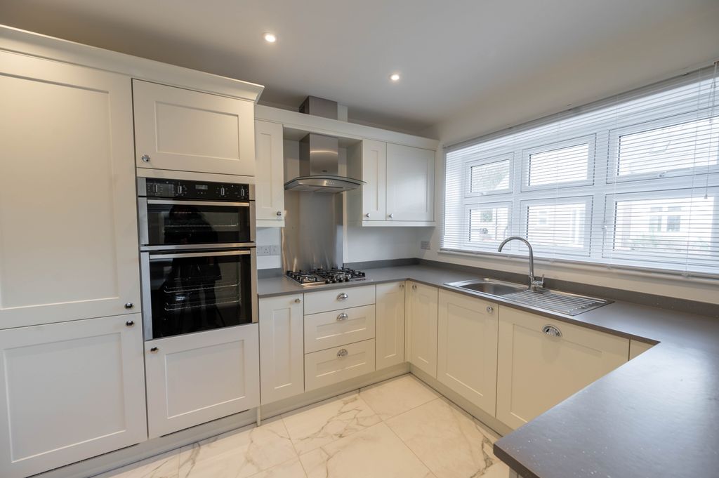 Property photo 2 of 18 5