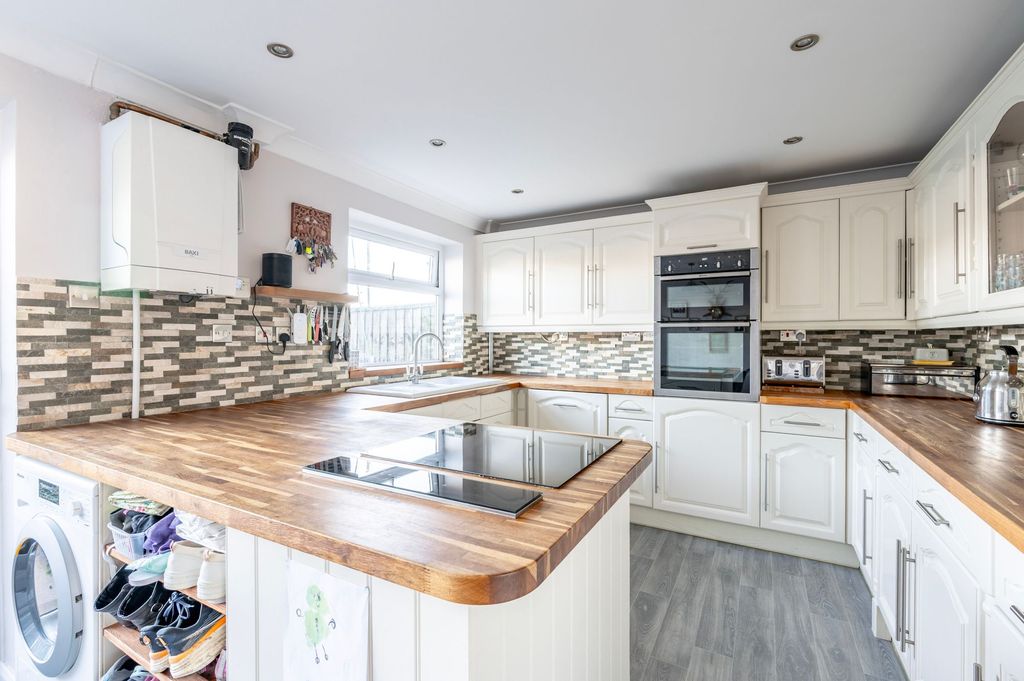 Property photo 2 of 21