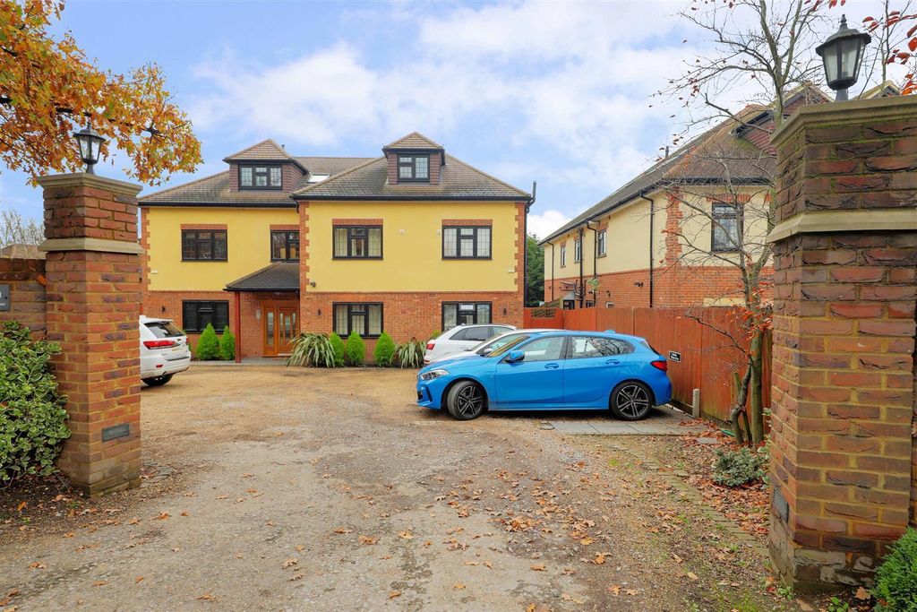 Property photo 1 of 10 2 High Oaks House External.Jpg