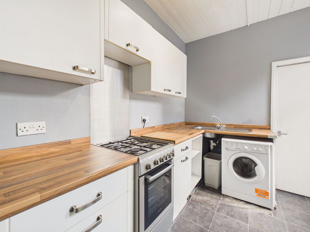 Property photo 3 of 8 Kitchen