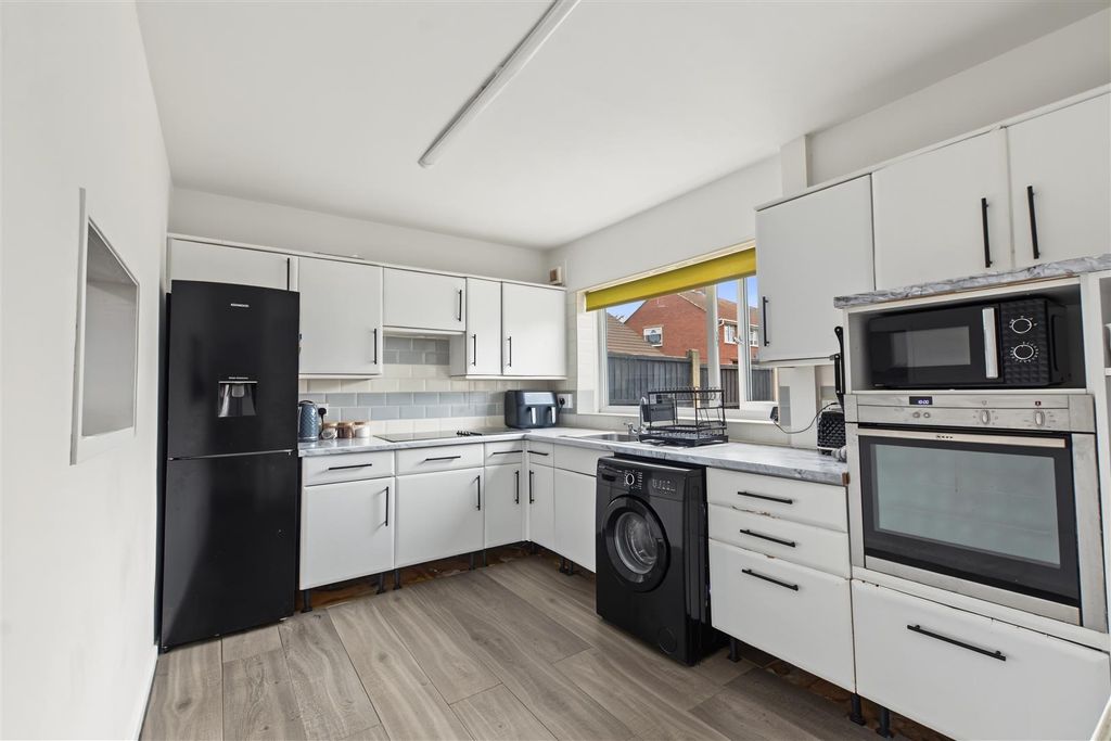 Property photo 3 of 17 Kitchen Diner