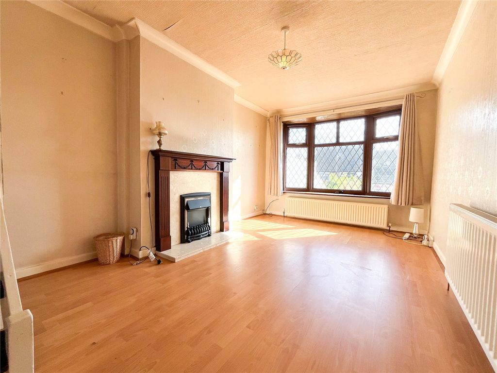 Property photo 3 of 13 Lounge
