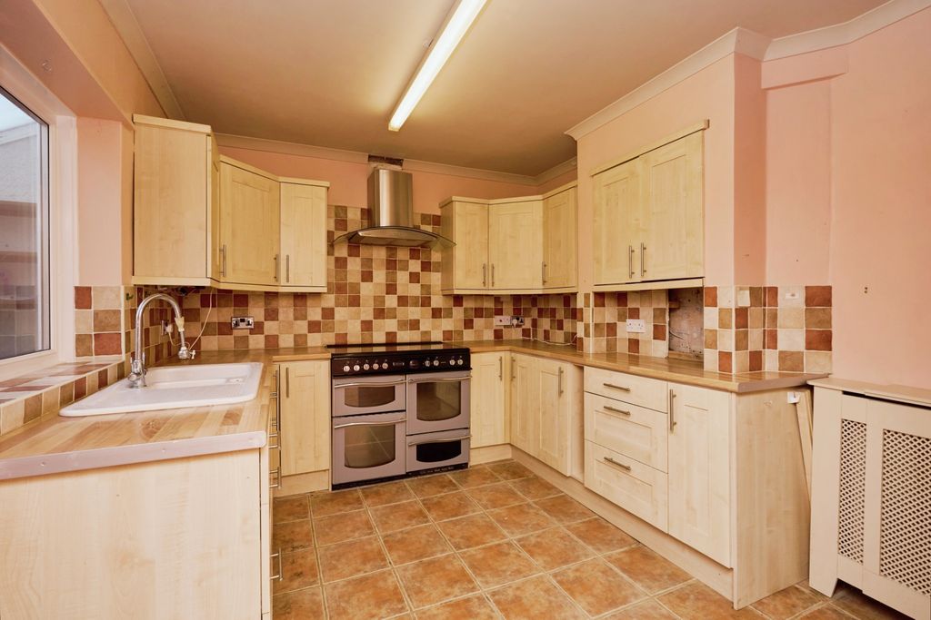 Property photo 2 of 19 Kitchen