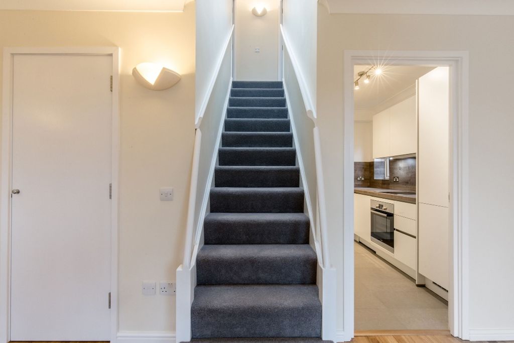 Property photo 3 of 9 Stairwell
