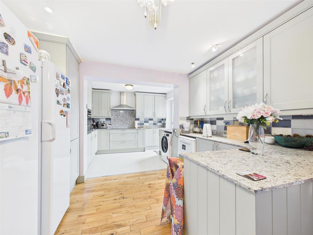 Property photo 3 of 14 Cam02435G0-Pr0060-Still007.Jpg