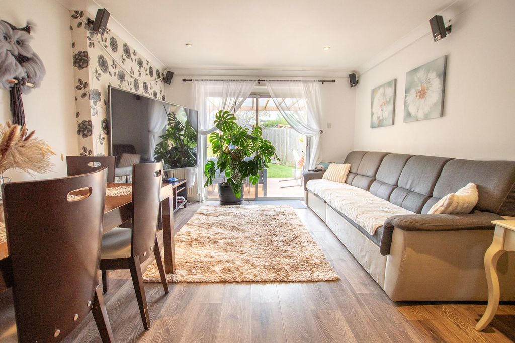 Property photo 3 of 18 Lounge