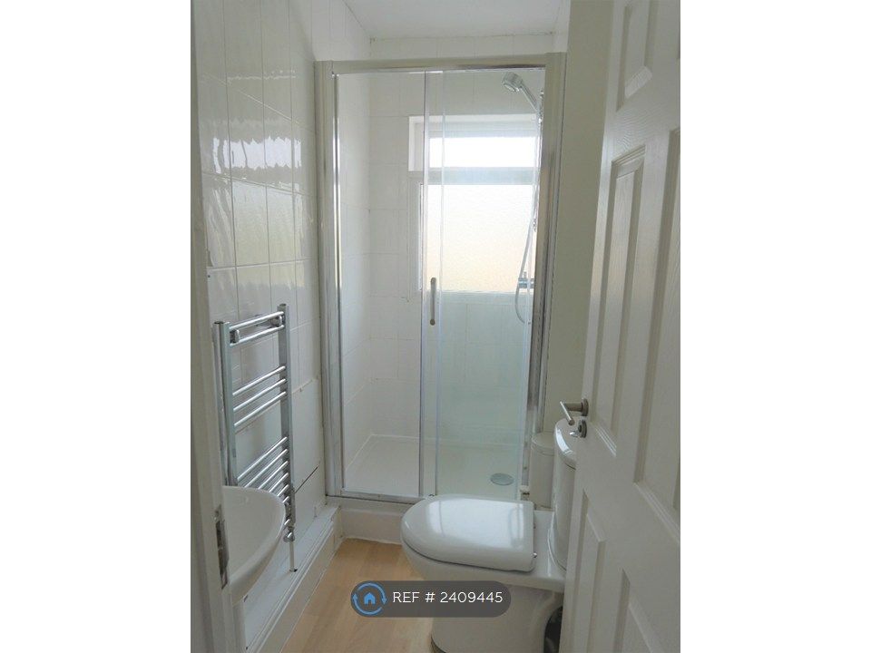 Property photo 2 of 10 Bathroom