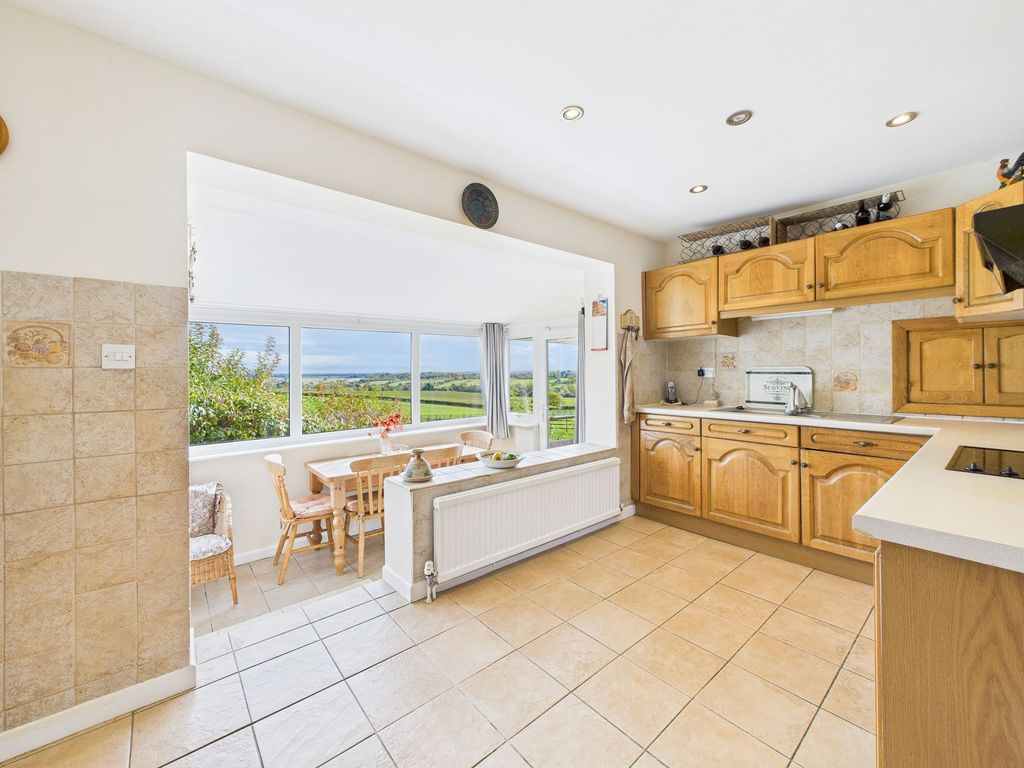 Property photo 3 of 29 Dining Kitchen