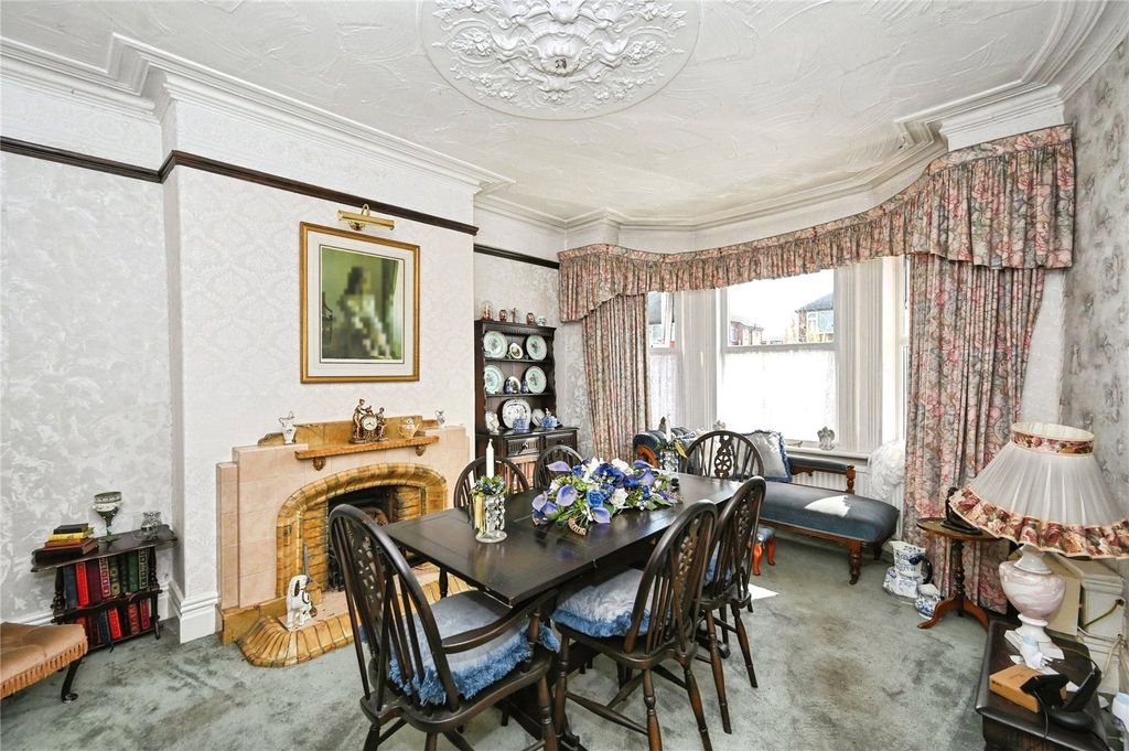 Property photo 2 of 17 Living Room