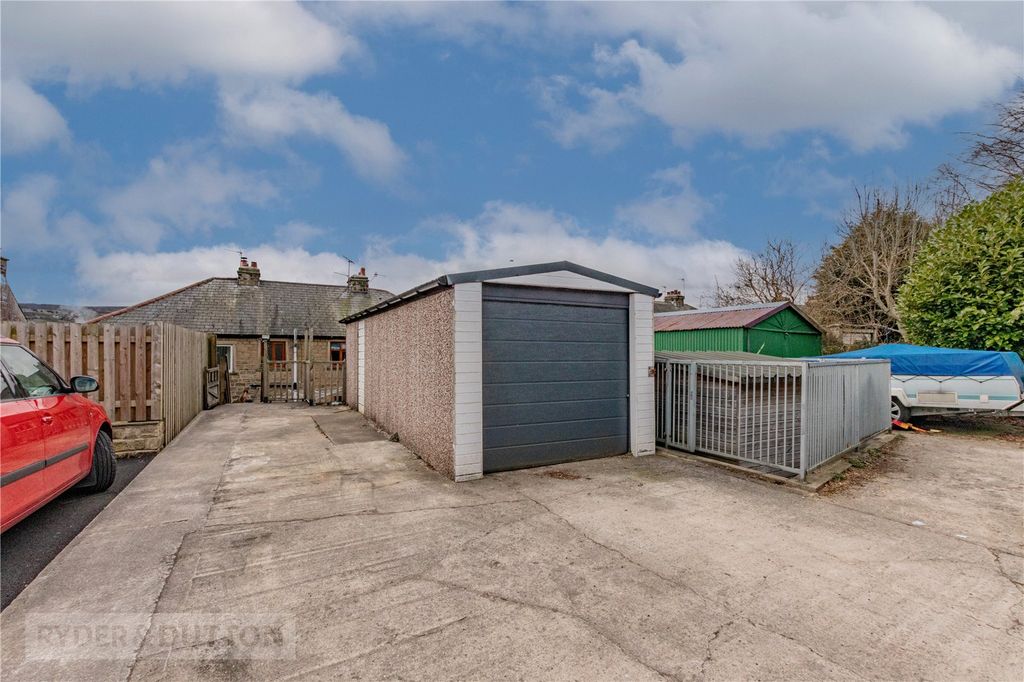 Property photo 2 of 18 Garage &amp; Parking