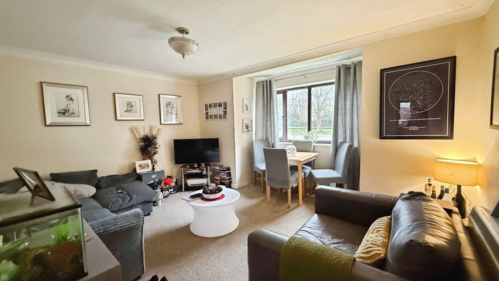 Property photo 3 of 10 Lounge