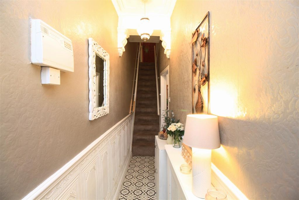 Property photo 2 of 15 Hallway.Jpg