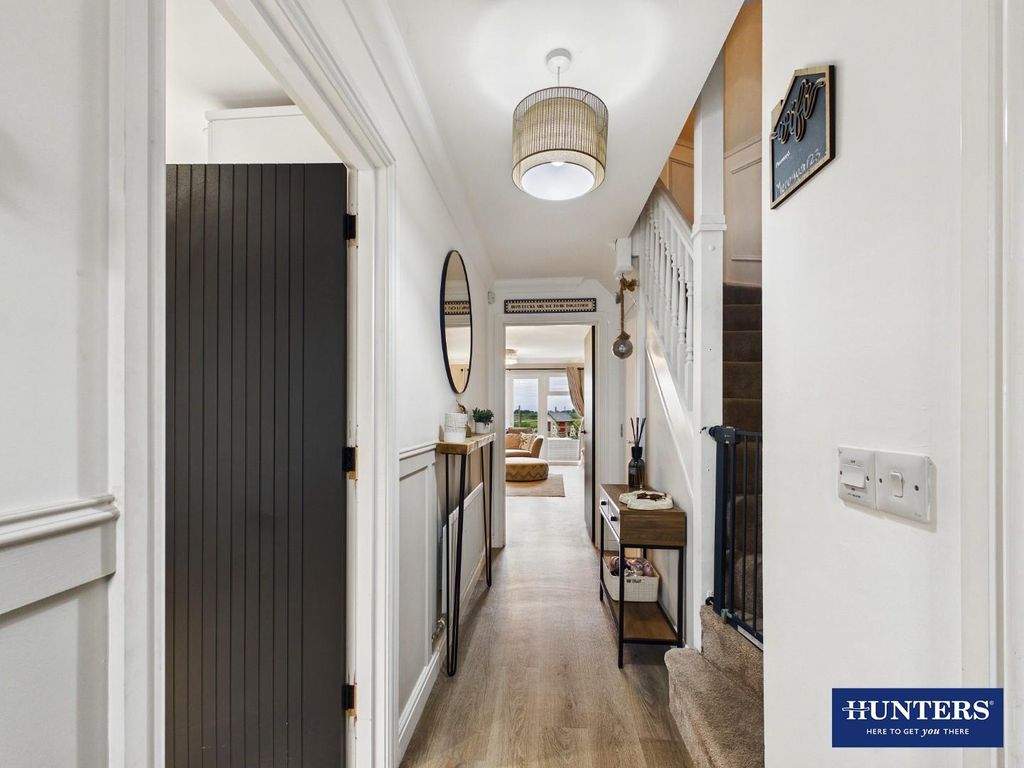 Property photo 2 of 19 Entrance Hall