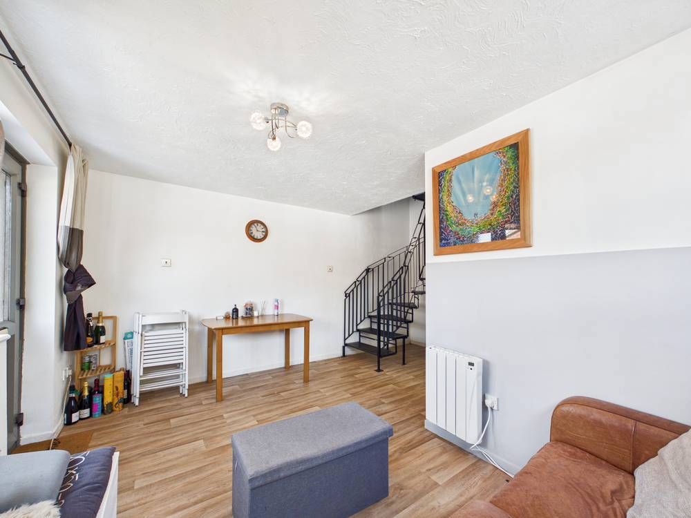 Property photo 3 of 11 Giraffe360-Still004