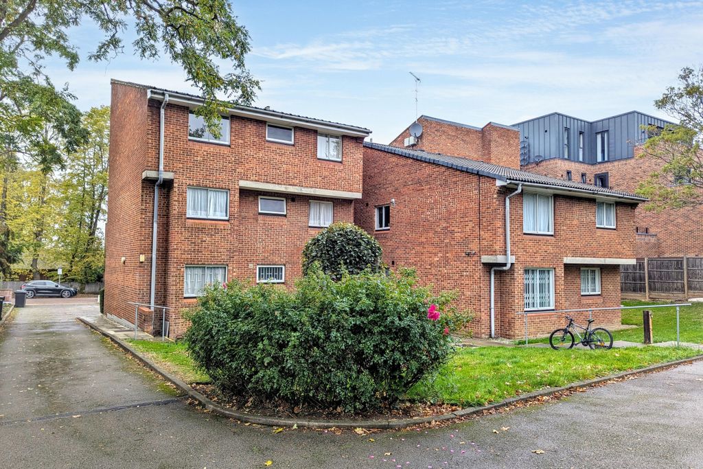 Property photo 3 of 4 Flats 1-11 The Gables, Holden Avenue, London N12 8Hx