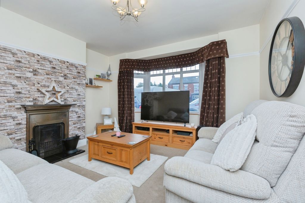 Property photo 2 of 16 Lounge