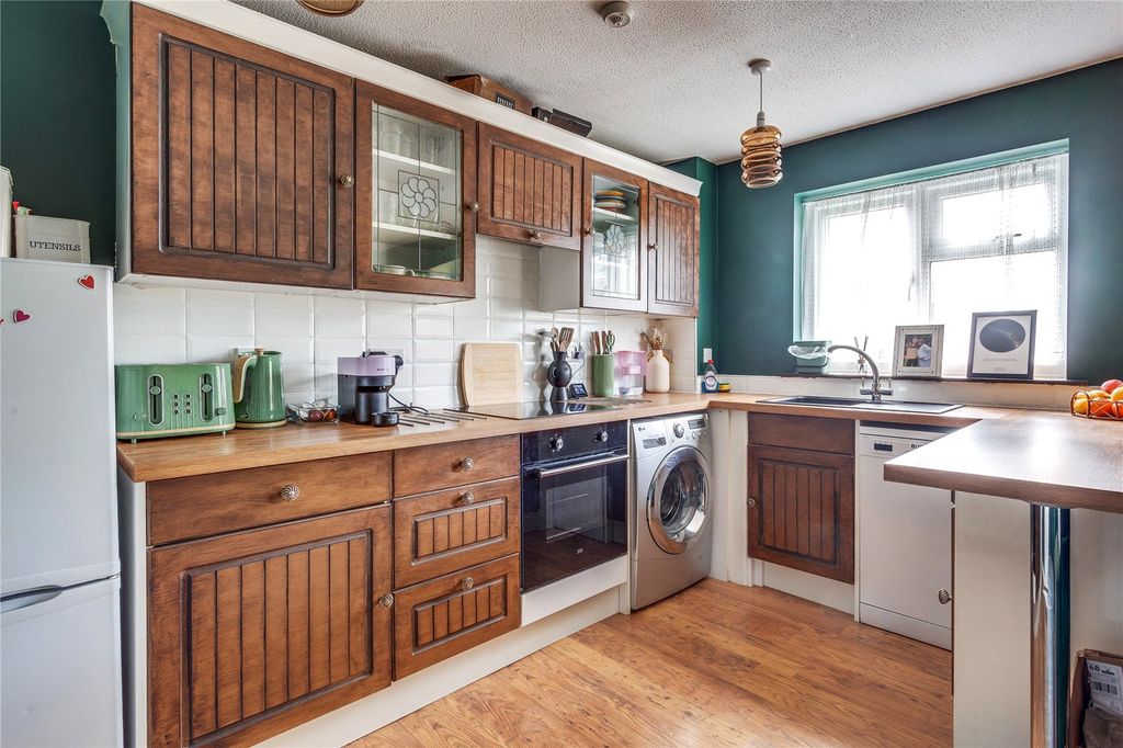 Property photo 3 of 11 Kitchen