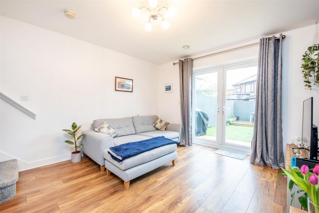 Property photo 3 of 16 Lounge