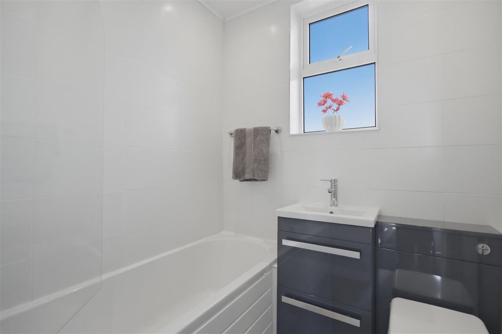 Property photo 3 of 12 Re-Fitted Bathroom