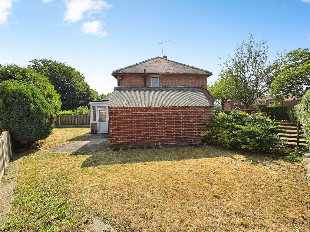 Property photo 2 of 21 Front And Rear Garden
