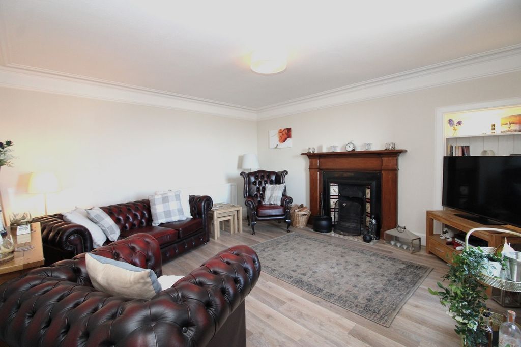 Property photo 3 of 16 Lounge