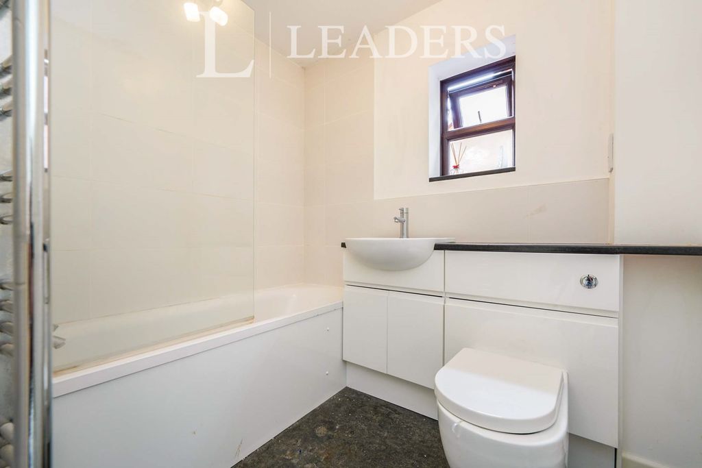 Property photo 3 of 10 Bathroom