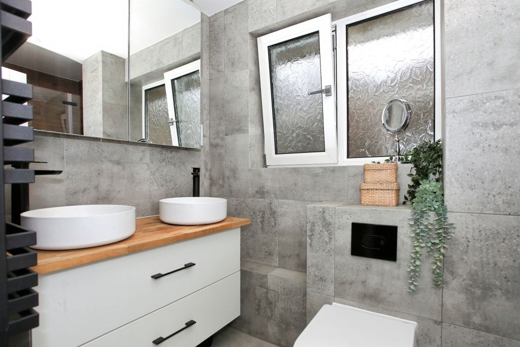 Property photo 1 of 20 Bathroom