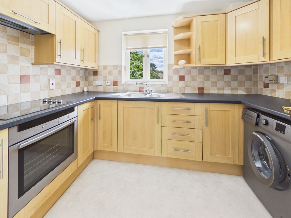 Property photo 3 of 11 Kitchen