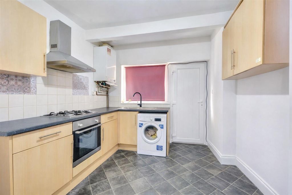 Property photo 2 of 6 Kitchen