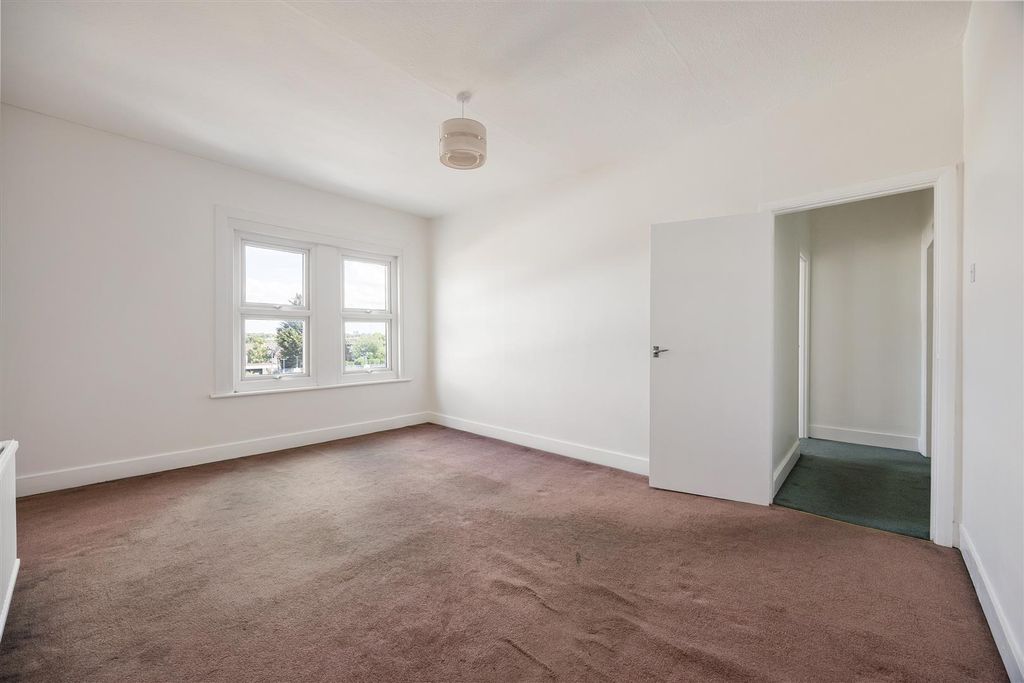 Property photo 3 of 20 Marlborough Road, E18