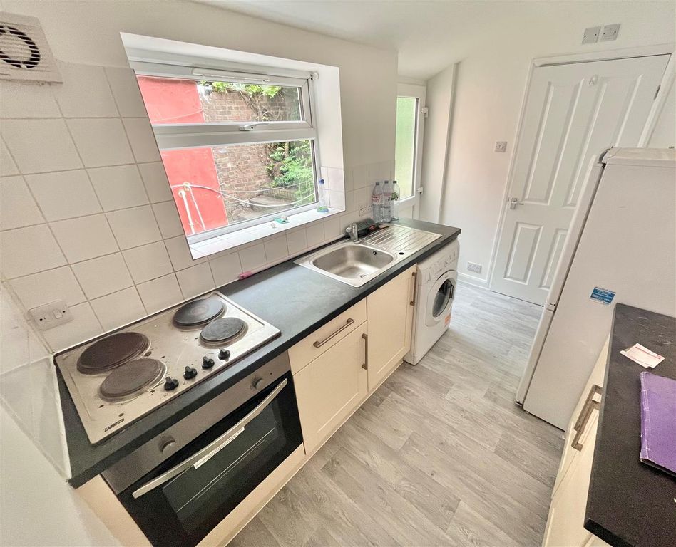 Property photo 2 of 6 Kitchen