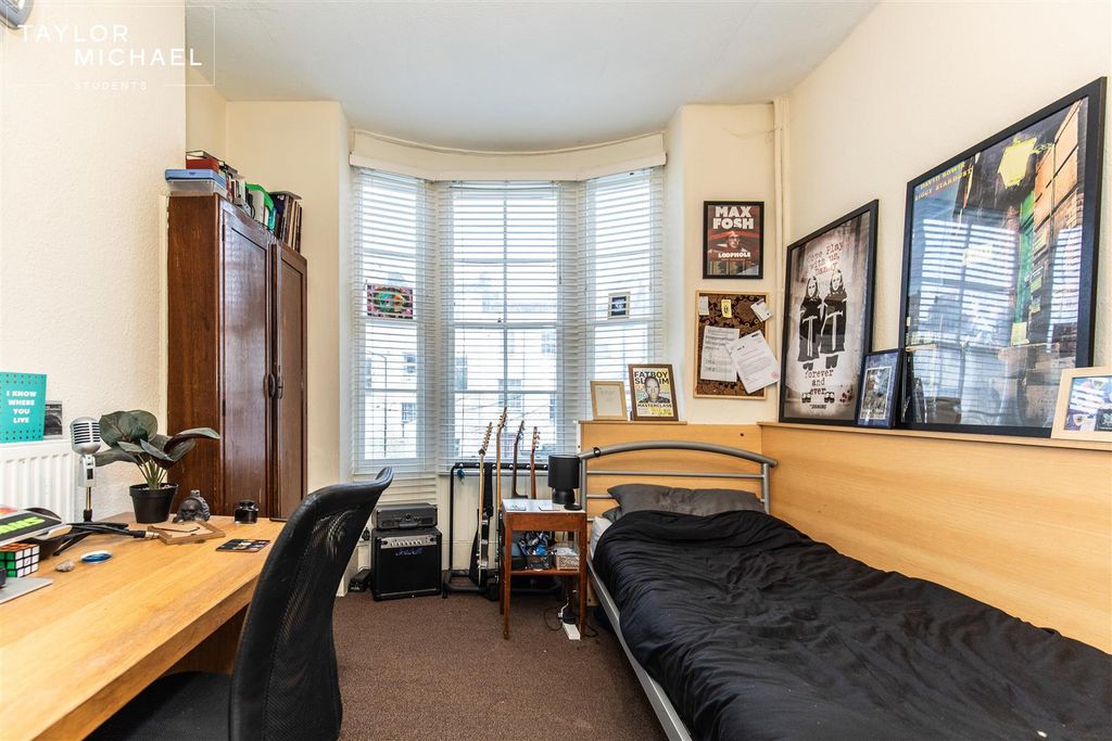 Property photo 3 of 9 Room