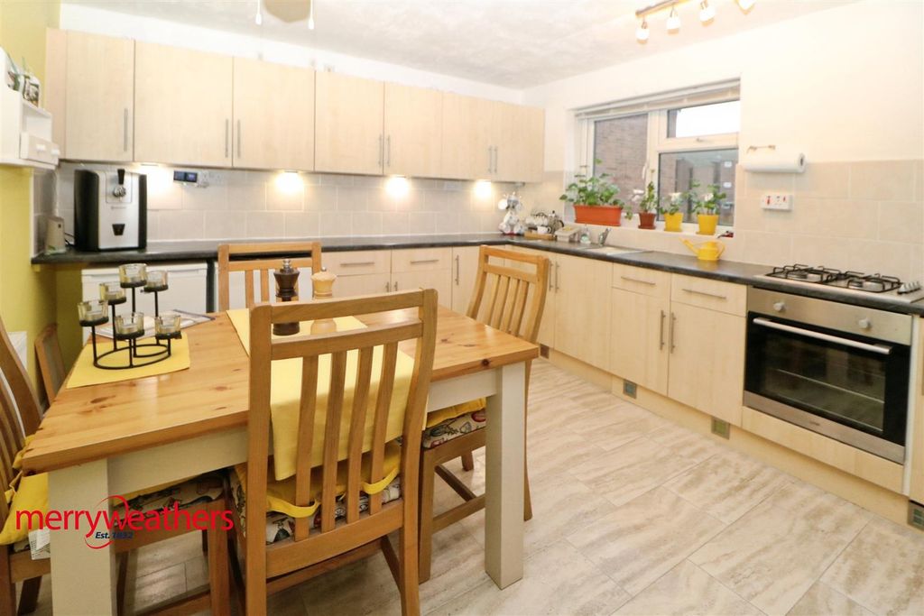 Property photo 3 of 8 Dining Kitchen