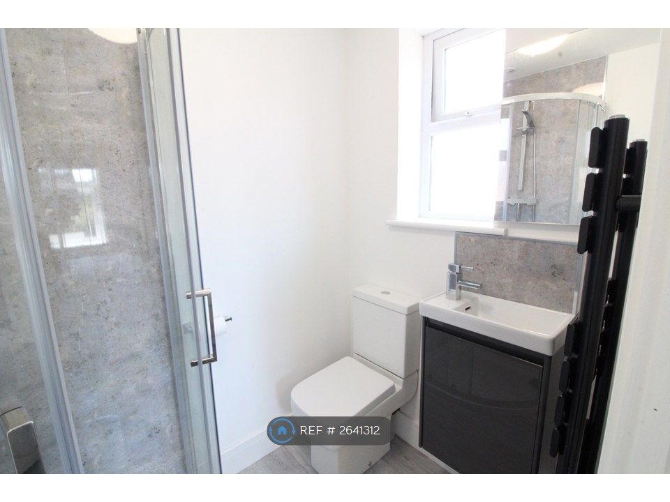 Property photo 3 of 9 Room 3 Ensuite