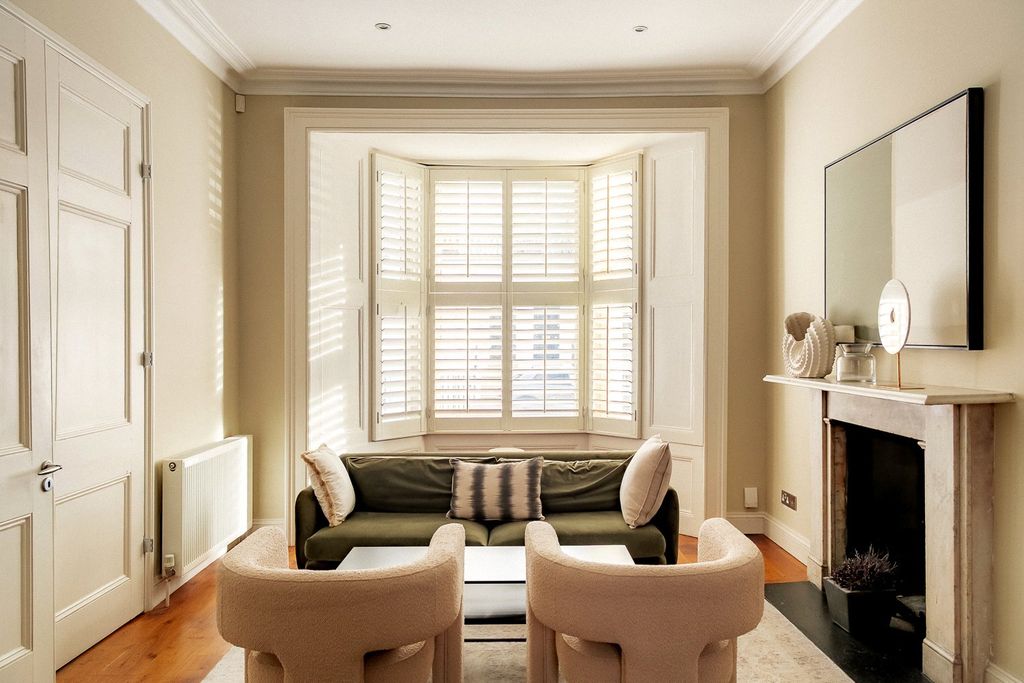 Property photo 2 of 21 Living Room