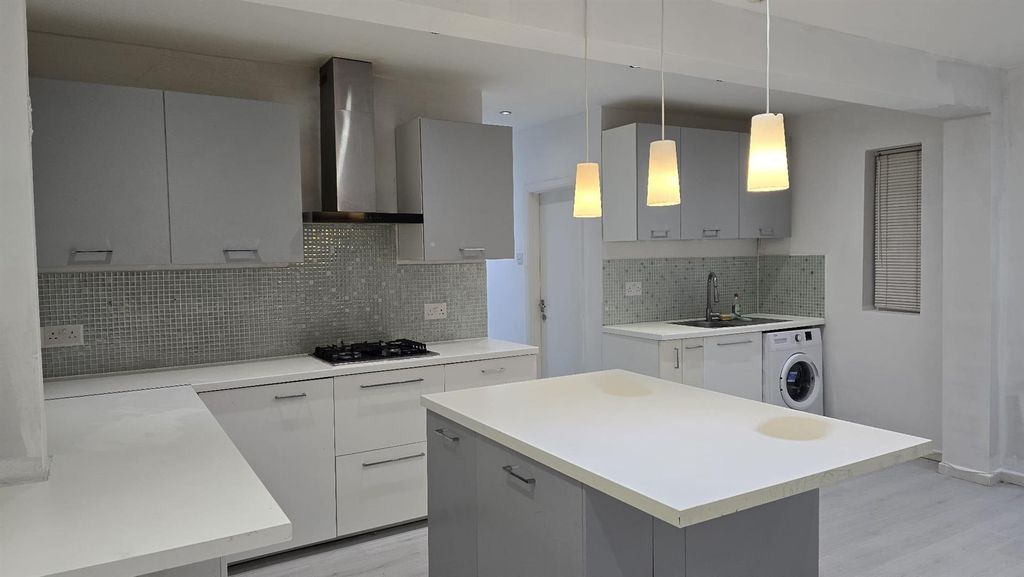 Additional image 14 of 5 bed semi-detached bungalow for salePurland Close, Dagenham RM8