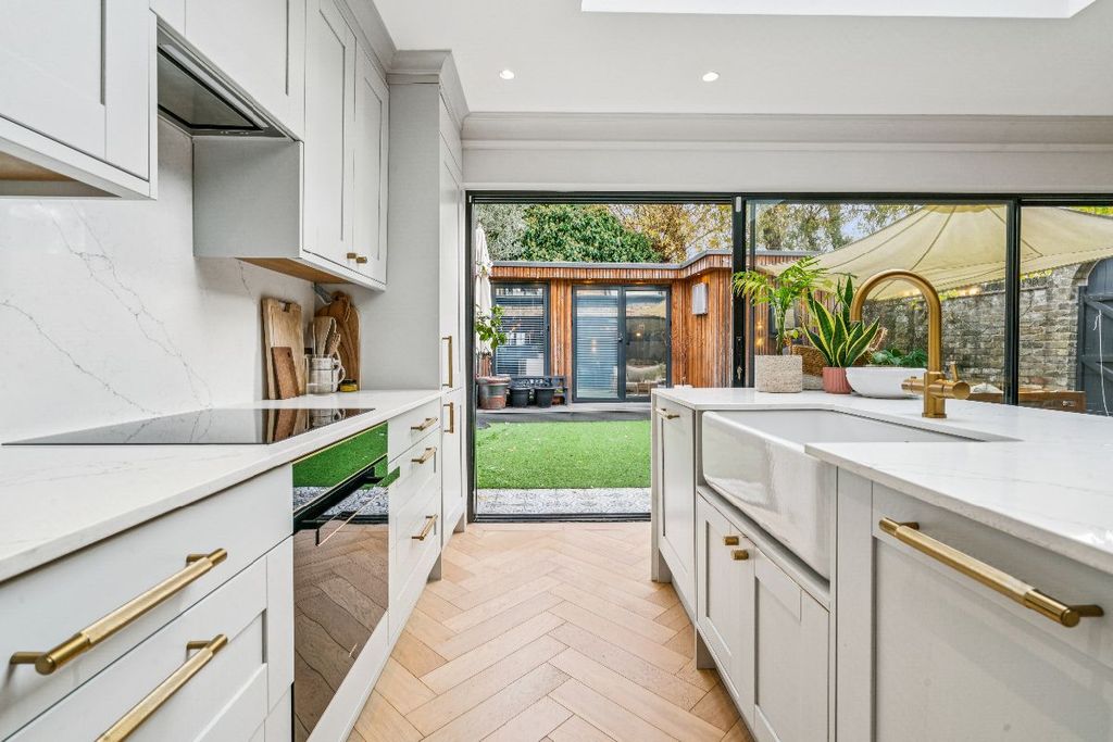 Property photo 2 of 26