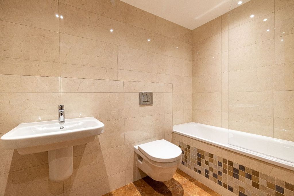 Property photo 3 of 10 A Modern And Clean Bathroom Suite Featuring A Slee...