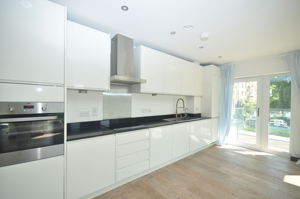 Property photo 3 of 11 Kitchen