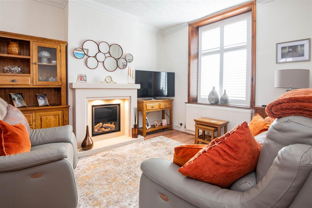 Property photo 2 of 17 Lounge