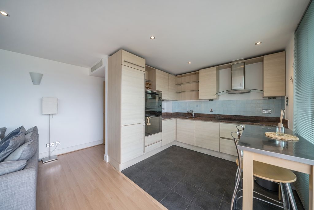 Property photo 2 of 18 1299388-13-6830611643Daa-Arw