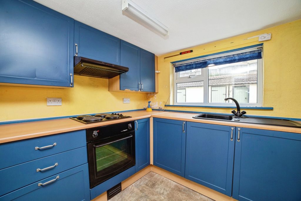 Property photo 3 of 17 Kitchen