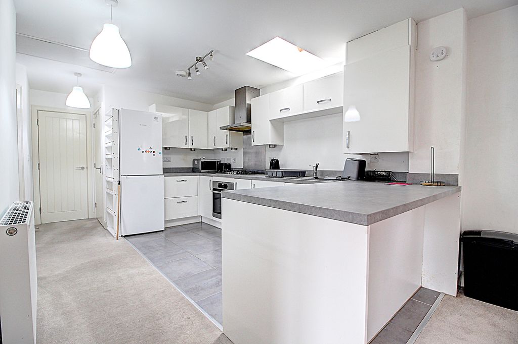 Property photo 2 of 11 Kitchen