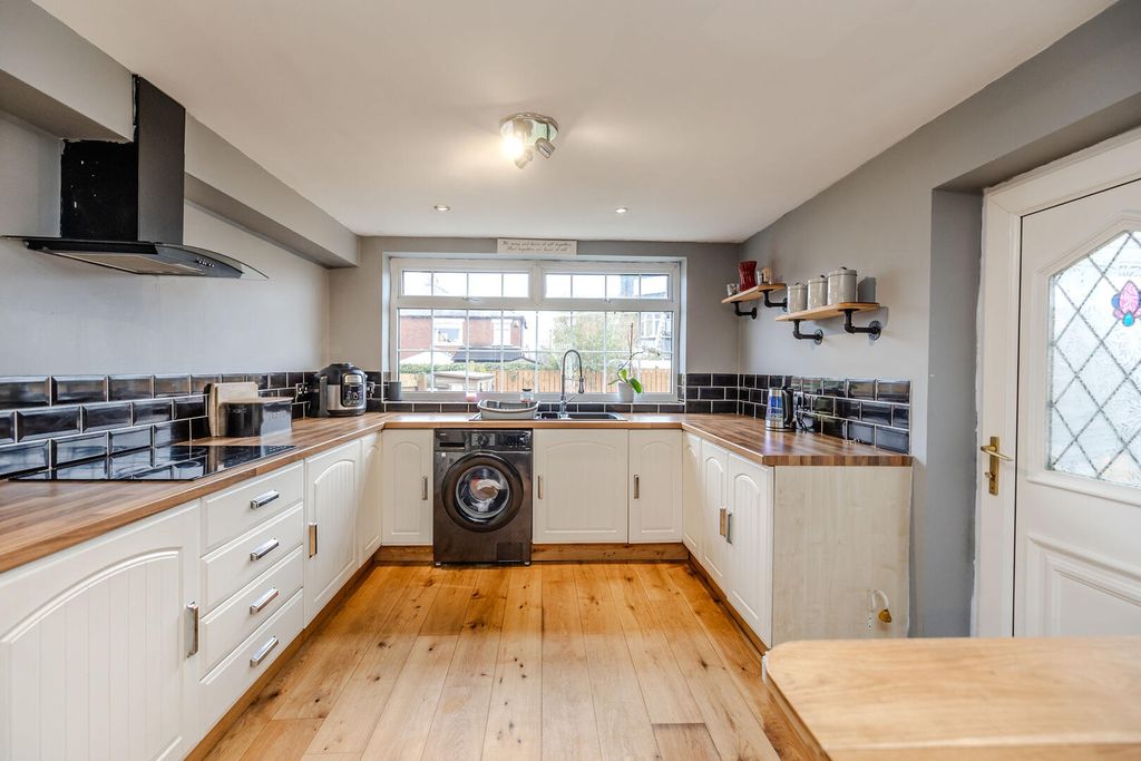 Property photo 2 of 31 Kitchen